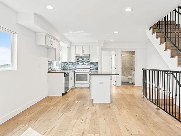 3rd image of 3525 Siskiyou St #3527