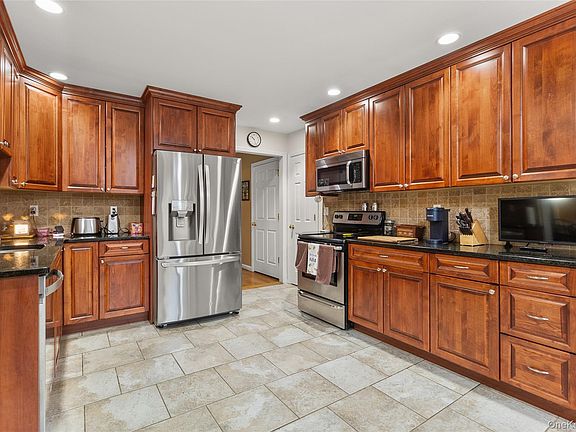 5th image of 1390 Thompson Drive