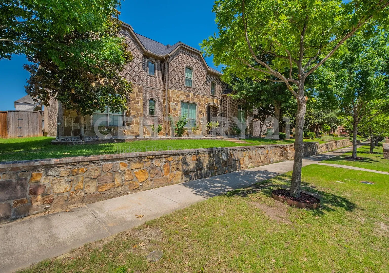 Stunning 2-Story 5/5/3 in Frisco Ready for Move-In! — Photo 2