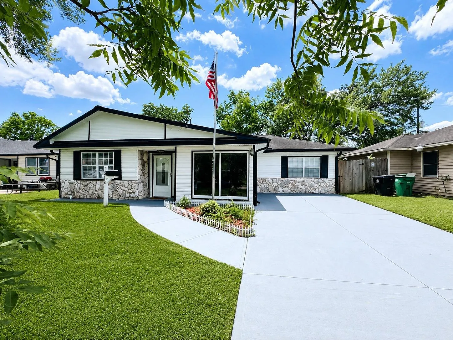 3 bed, 1.0 bath, 1477 sqft, $1,950 — Photo 1