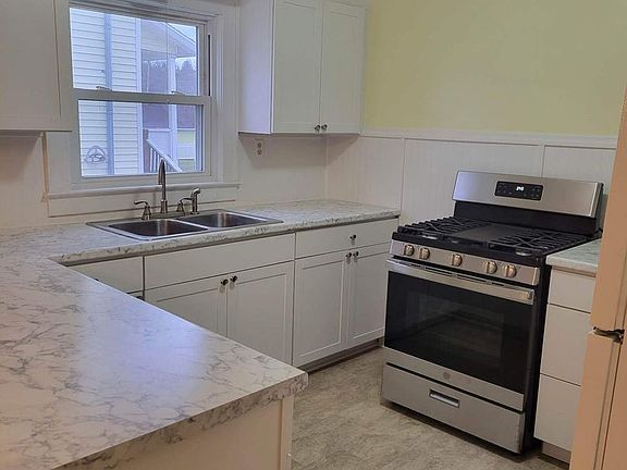 3rd image of 3518 Roseland Ave