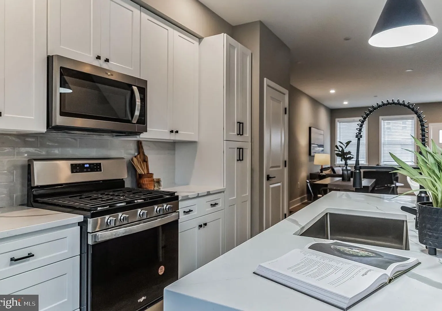 Huge 4 Bed 3 Bath Home In Point Breeze. Modern, Patio, Roof Deck September 15 — Photo 4