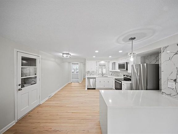 3rd image of 7021 Evanston Ave