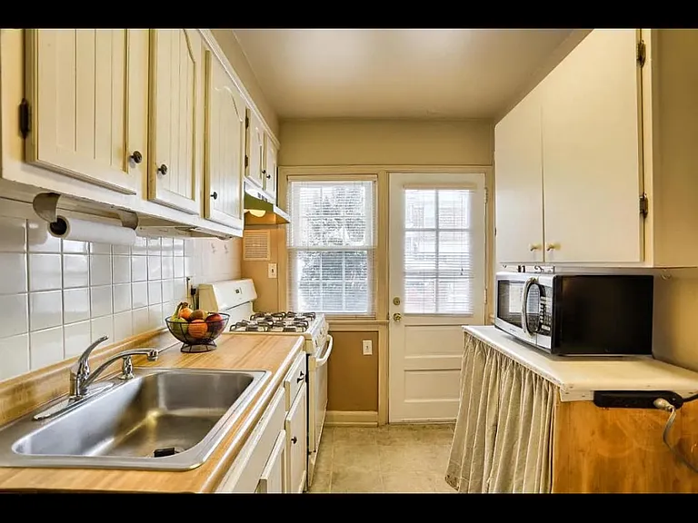 563 E Frederick St — Photo 8
