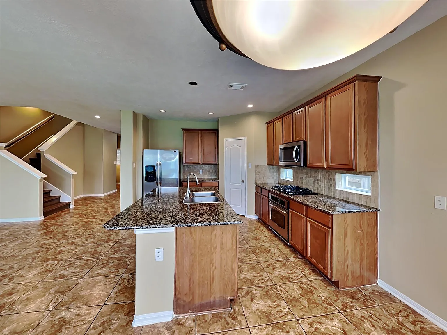 5 bed, 3.5 bath, 3684 sqft, $2,920 — Photo 2