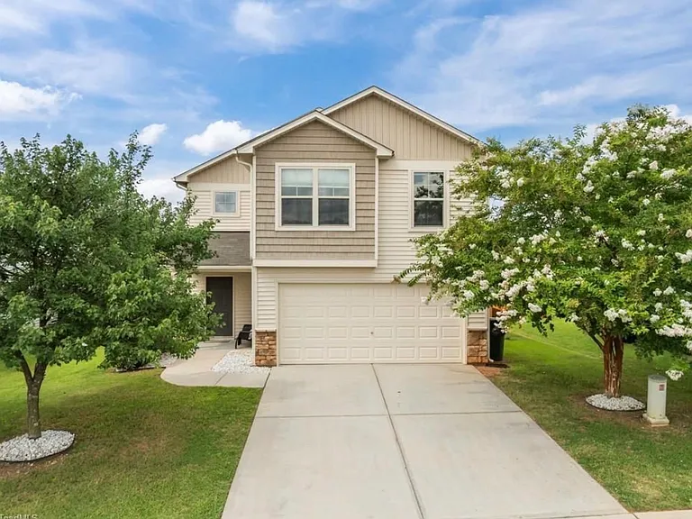 913 Collington Dr — Photo 1