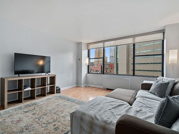 5th image of 112 Washington Pl APT 7B