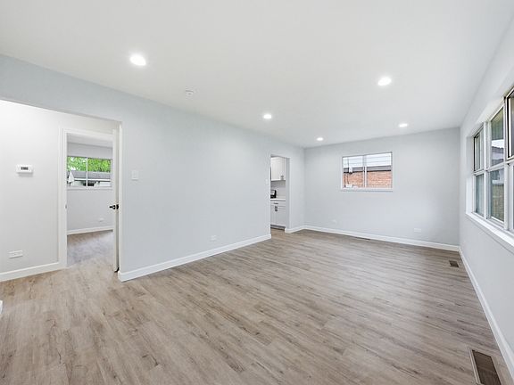 3rd image of 1354 Hirsch Ave