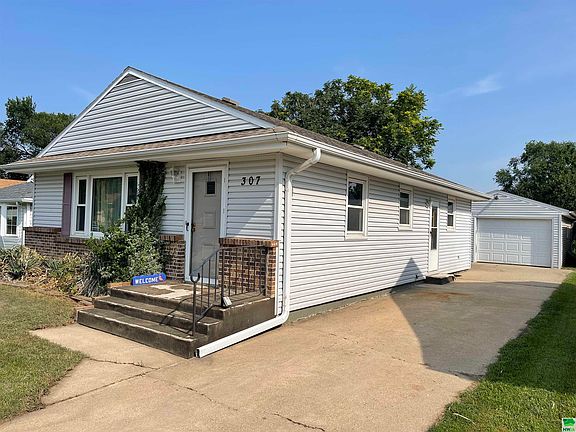 4th image of 307 W 16th St