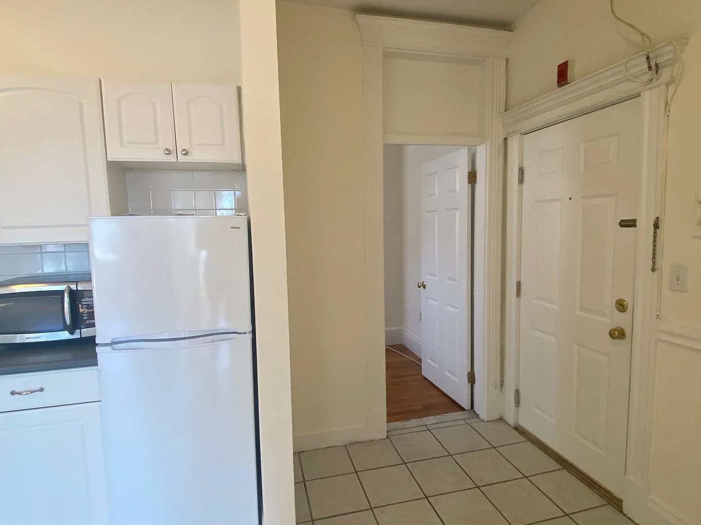 Large, sunny 2 bed unit with heat and water included. — Photo 3