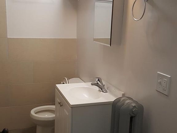 3rd image of 1946 W Montrose Ave APT 11