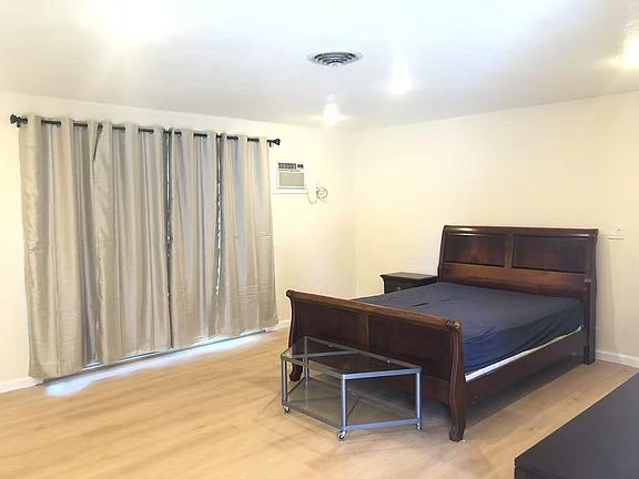 5th image of 307 Saint Paul Dr