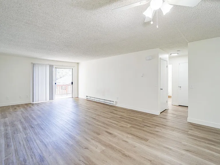 Charwin Court Apartments — Photo 40