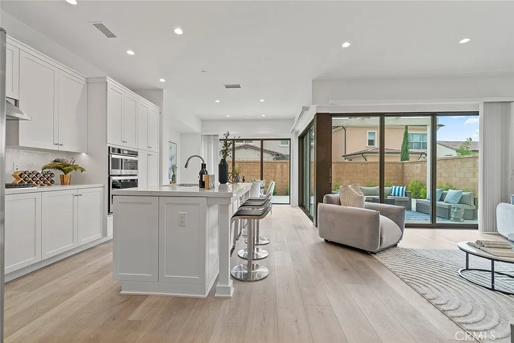 3 bed, 2.5 bath, 1976 sqft, $5,400 — Photo 4
