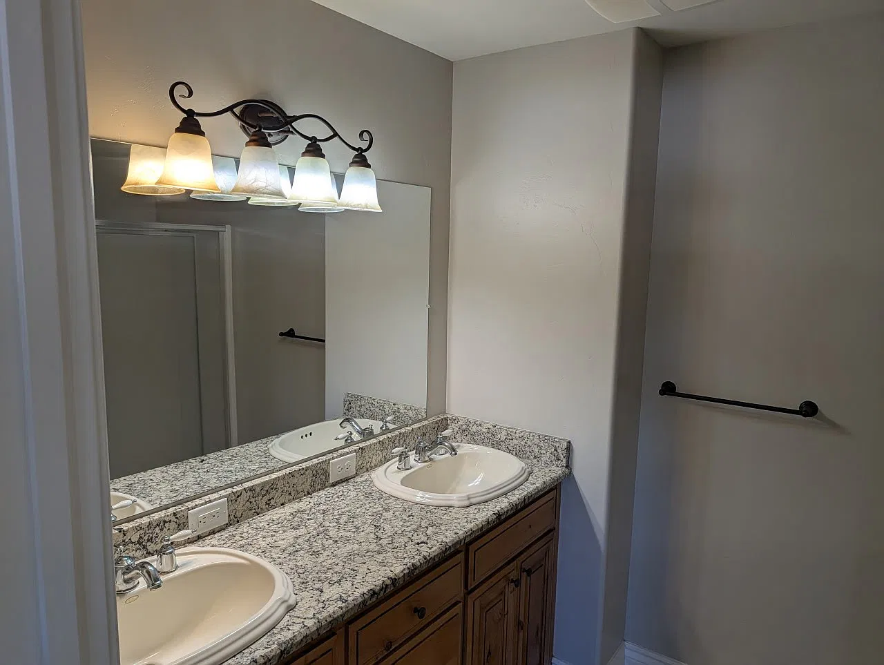 5 bed, $2,300 — Photo 2