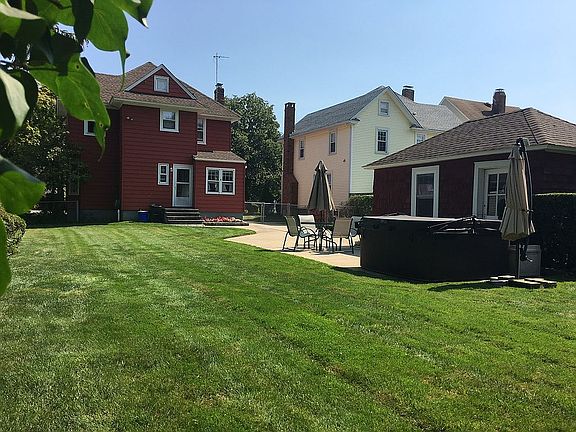 3rd image of 31 Paumanake Ave