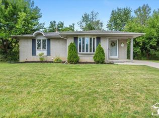 27046 Larkin Dr, Brownstown, MI 48183