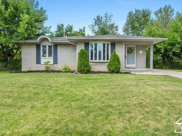 27046 Larkin Dr, Brownstown, MI 48183