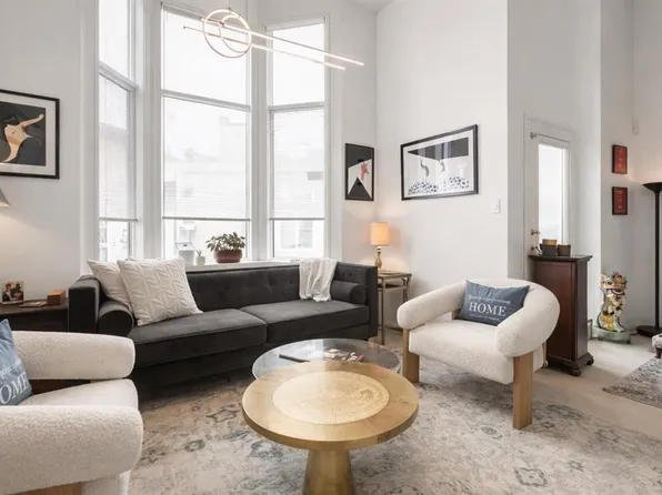 318 S Hawkstone Mnr NW, Calgary, AB T3G 3X2