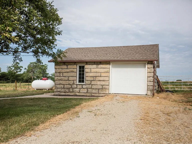17960 Oak Grove Rd — Photo 3