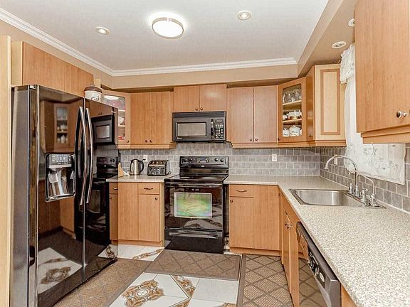 5th image of 328 Howard Cres S