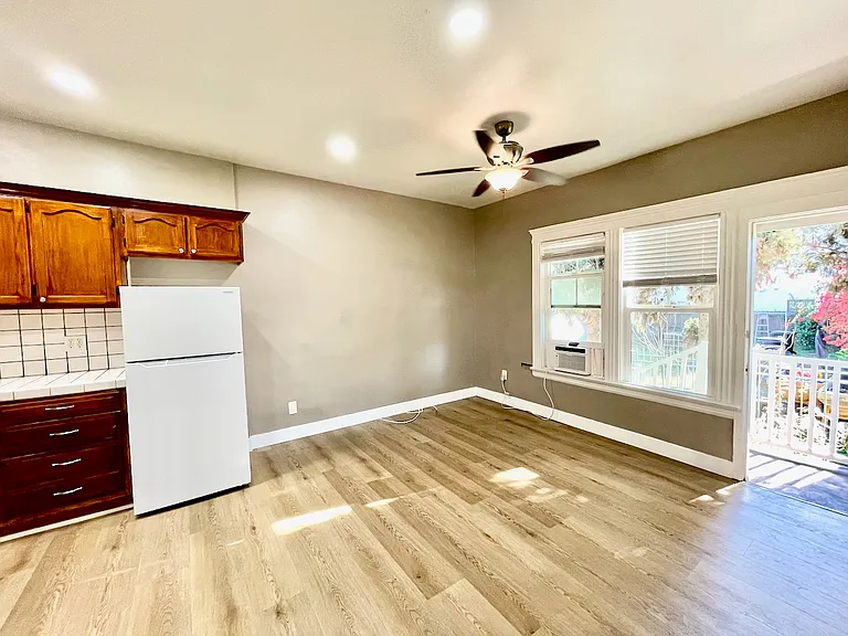 229 W 8th St #D — Photo 17