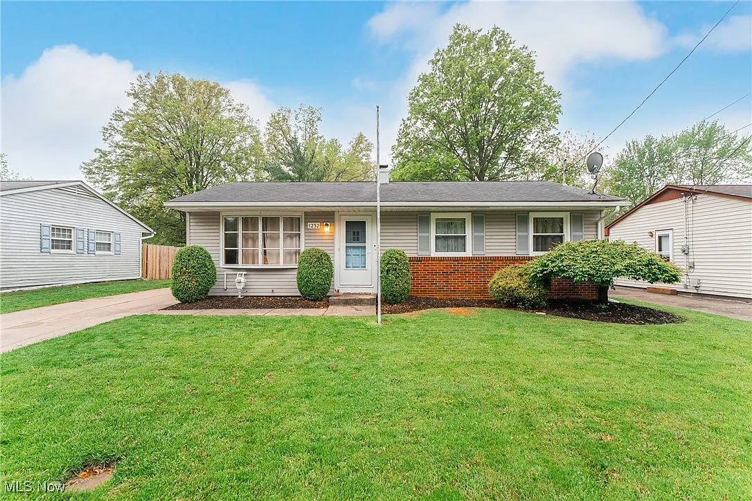 1232 Hollyview Dr photo 1