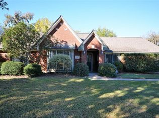 225 Peppermint Dr, Lake Jackson, TX 77566