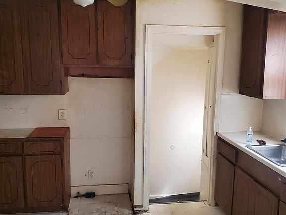 5th image of 18231 Pembroke Ave