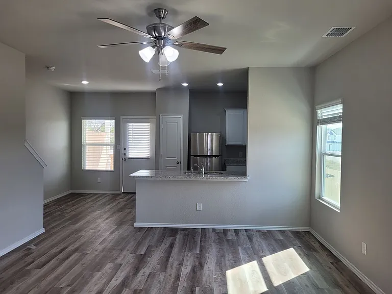 271 Damon Dr — Photo 3