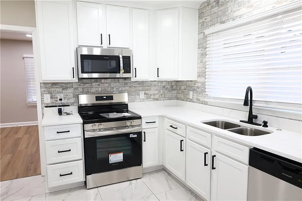 3 bed, 2.0 bath, 1230 sqft, $2,500 — Photo 2