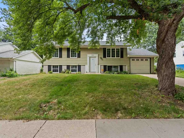 14 Regal Ln, Iowa City, IA 52240