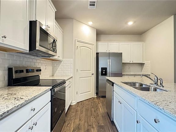 4th image of 405 Stoneybrook Dr