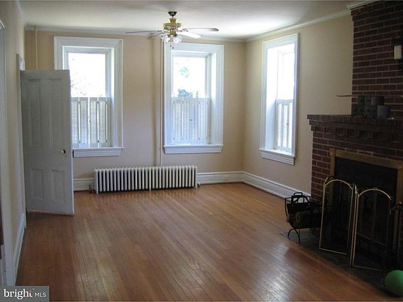 4th image of 303 S White Oak St