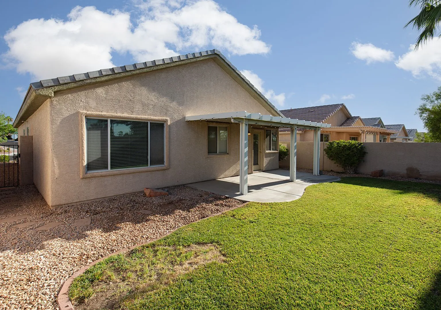 Wonderful Summerlin single story with grass backyard and island kitchen. — Photo 3