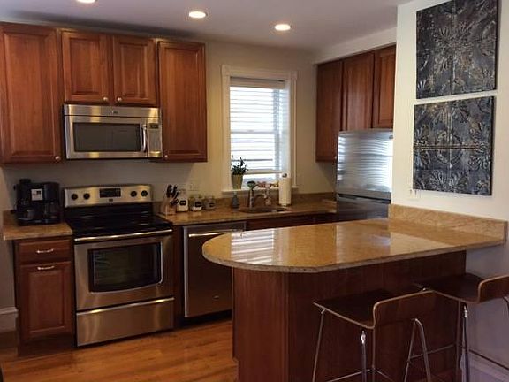 3rd image of 1014 King St APT 2