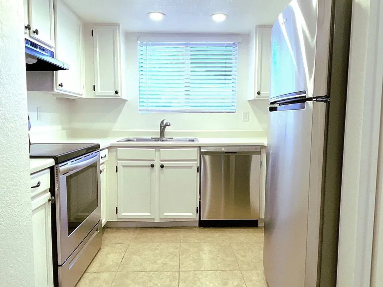 3027 E Grandview Rd — Photo 4