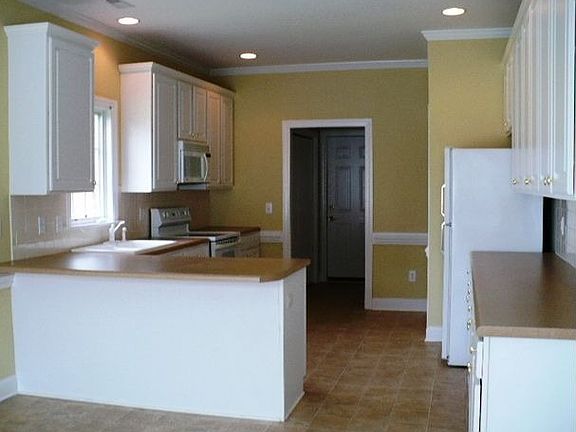 Large Kitchen w/lots of cabinets