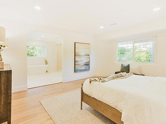 2nd image of 2399 Ivy Rd