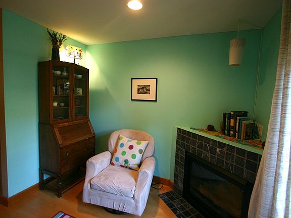 4th image of 107 21st Ave E Unit B