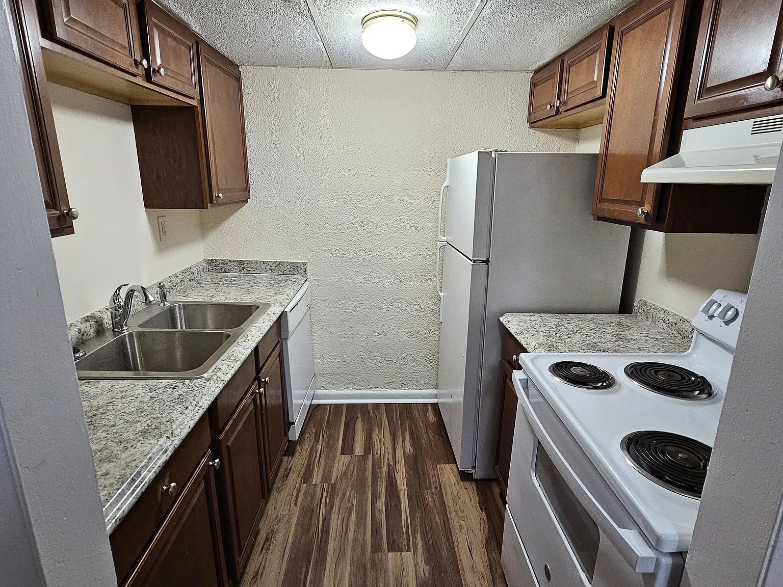 3 bed, 1.0 bath, 1054 sqft, $1,200 — Photo 3