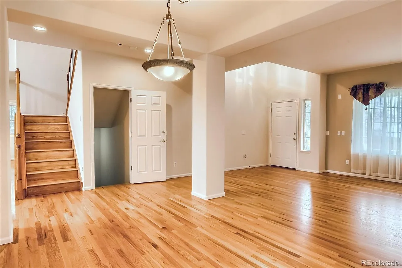 5 bed, 3.5 bath, 3949 sqft, $3,899 — Photo 3