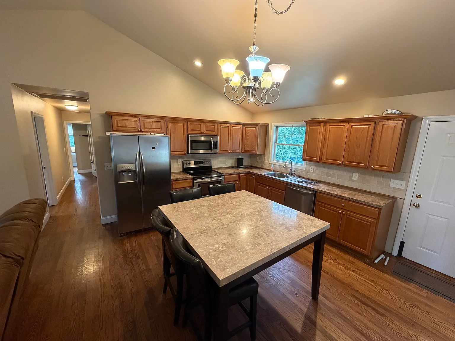 3 bed, 985 sqft, $4,000 — Photo 3