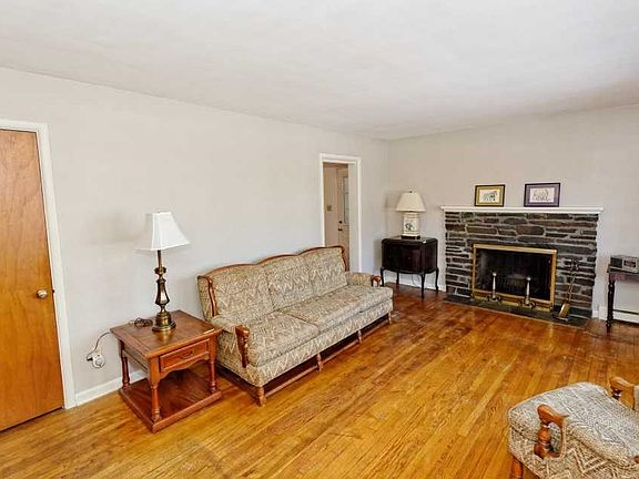 3rd image of 57 Parkwood Dr