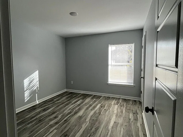 385 Lawler Ave — Photo 13