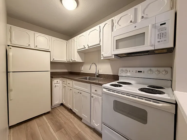 Huntington Green Apartments — Photo 29