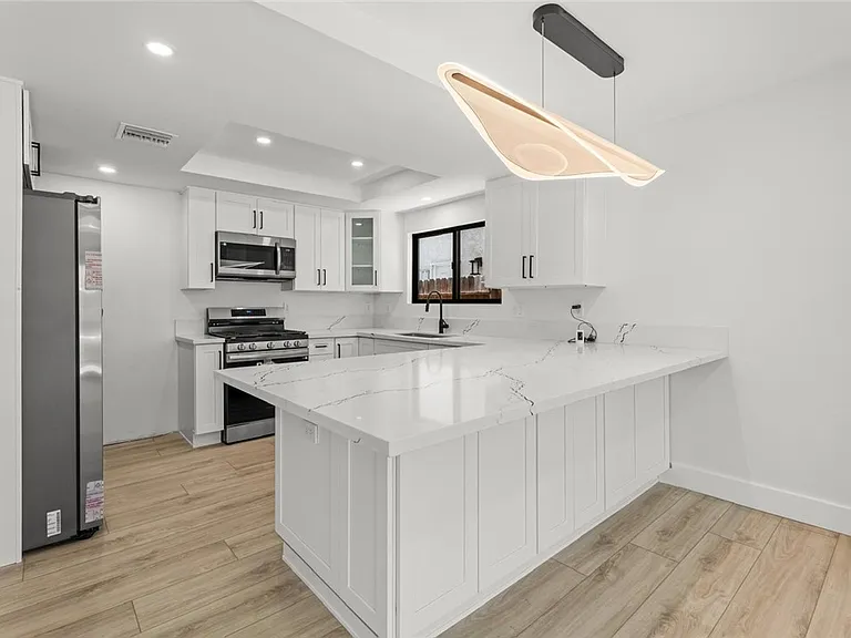 19701 Blythe St — Photo 13
