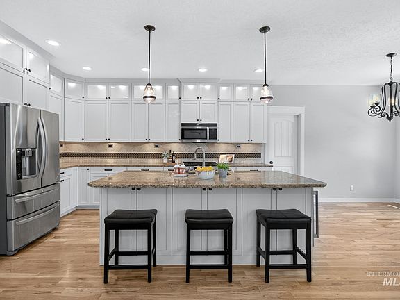 4th image of 2979 E Ragusa St