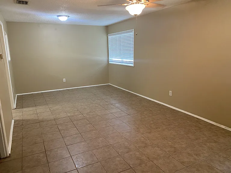 4066 Wesley Ln S — Photo 3