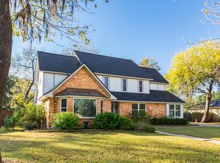 128 White Oak Dr, Lake Jackson, TX 77566